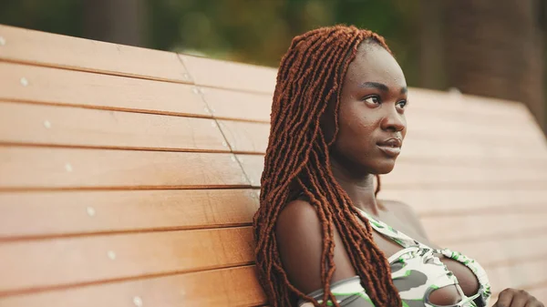 Profil Magnifique Femme Avec Des Tresses Africaines Portant Haut Pantalon — Photo