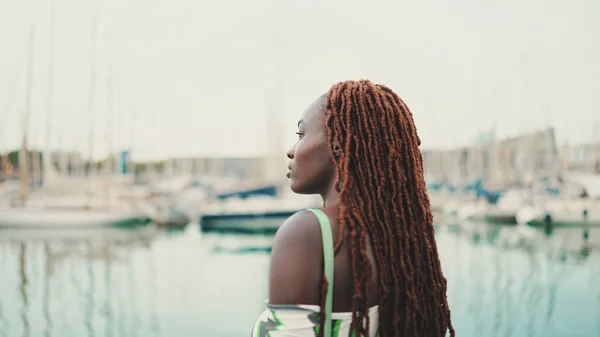Femme Avec Des Tresses Africaines Haut Regarde Les Yachts Les — Photo