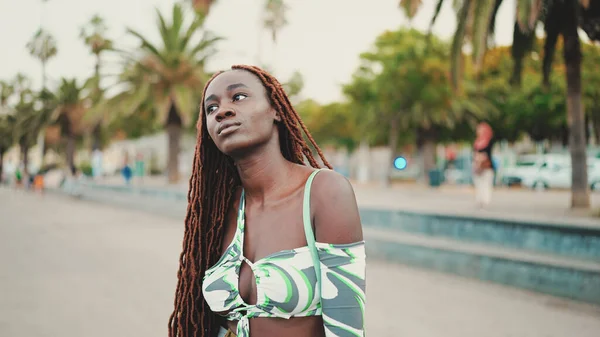 Красива Жінка Африканськими Плечима Верхніх Трибунах Вулиці Портал Клозин — стокове фото