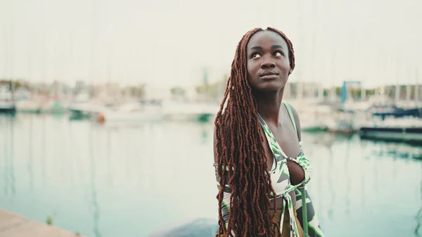 Femme Avec Des Tresses Africaines Haut Regarde Les Yachts Les — Photo