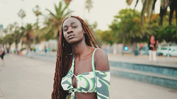 Wunderschöne Frau Mit Afrikanischen Zöpfen Und Zylinder Steht Auf Der — Stockfoto