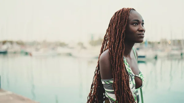Жінка Африканськими Плечима Зверху Дивиться Яхти Кораблі Стоять Пірсі Порту — стокове фото