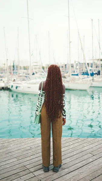 Mulher Com Tranças Africanas Usando Top Olha Para Iates Navios — Fotografia de Stock