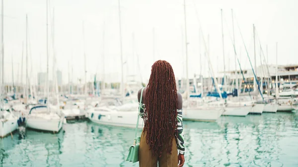 Женщина Африканскими Косичками Верхней Части Смотрит Яхты Корабли Стоящие Пирсе — стоковое фото