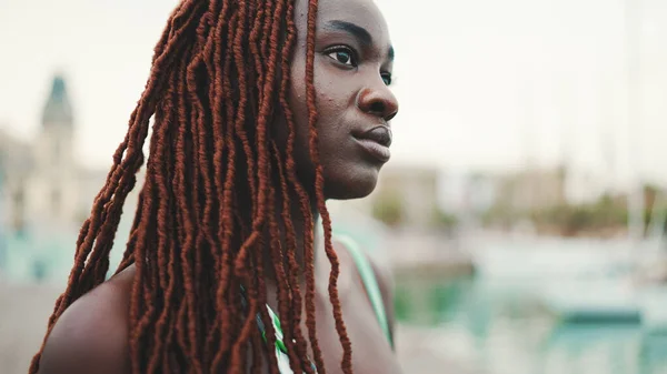 Mulher Com Tranças Africanas Usando Top Olha Para Iates Navios — Fotografia de Stock