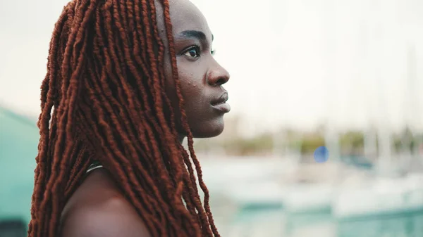Woman African Braids Wearing Top Looks Yachts Ships Standing Pier — ストック写真