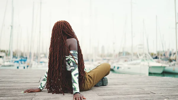 Woman African Braids Wearing Top Looks Yachts Ships Sitting Pier — ストック写真