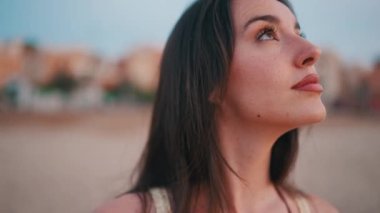 Uzun saçlı, güzel, kahverengi saçlı bir kadın profili. Uzun kirpikleri ve çilleri olan güzel bir kız. yavaş çekim