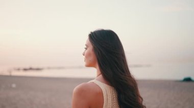 Profil Güzel kahverengi saçlı uzun saçlı kadın. Uzun kirpikleri ve çilleri olan güzel bir kız. yavaş çekim