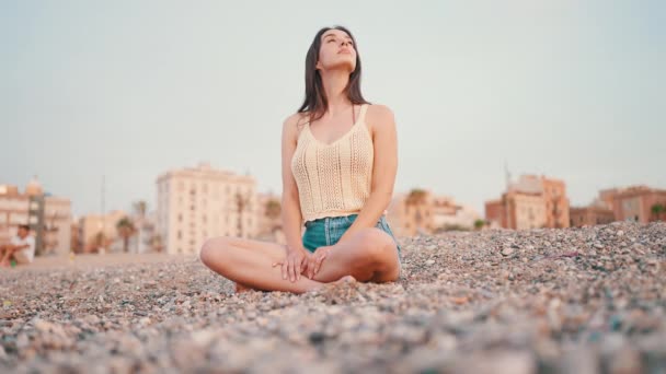 Beautiful Brown Haired Woman Long Hair Sitting Beach Gorgeous Girl — Wideo stockowe