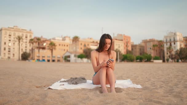 Štíhlá Krásná Hnědovlasá Žena Dlouhými Vlasy Používá Mobilní Telefon Sedí — Stock video