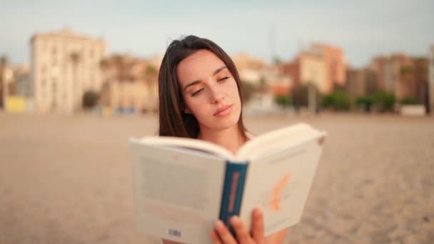 Mujer Pelo Castaño Delgado Hermoso Con Libro Lectura Pelo Largo — Vídeos de Stock