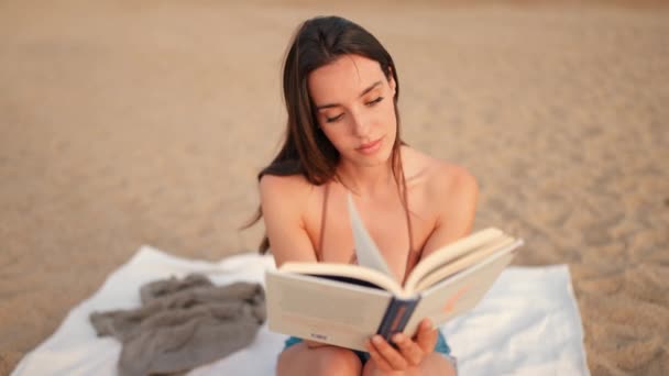 Slim Beautiful Brown Haired Woman Long Hair Reading Book Sunny — Vídeo de Stock