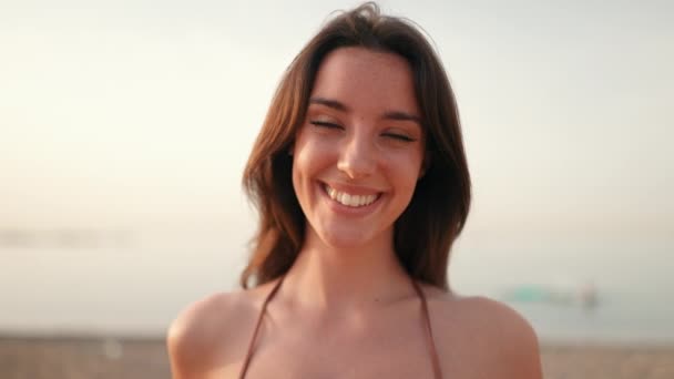 Close Beautiful Brown Haired Woman Long Hair Freckles Smiling Looking — Stock video