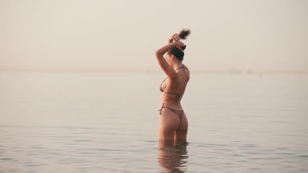 Smal Vacker Brunhårig Kvinna Med Långt Hår Strandbikini Havet Vacker — Stockvideo