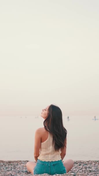 Vertical Video Beautiful Brown Haired Woman Long Hair Sits Beach — Vídeo de Stock