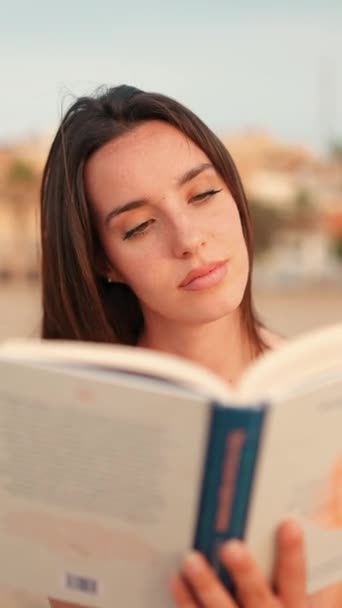 Vertical Video Slim Beautiful Brown Haired Woman Long Hair Reading — Vídeo de Stock