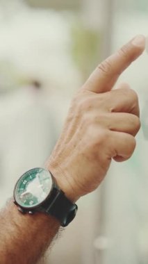 Gri saçlı ve sakallı orta yaşlı bir adamın profili olan Clouse-up, şehir taşıma programı boyunca parmağını hareket ettiriyor. Gözlüklü beyefendi tramvayı bekliyor.