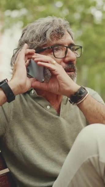 Video Vertical Amistoso Hombre Mediana Edad Con Pelo Gris Barba — Vídeo de stock