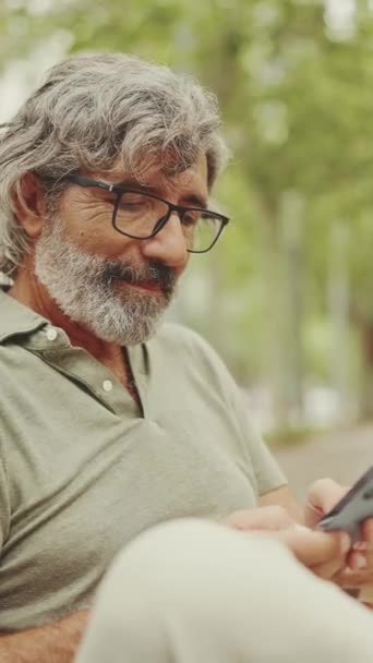 Vidéo Verticale Homme Âge Moyen Aux Cheveux Gris Barbe Vêtu — Video