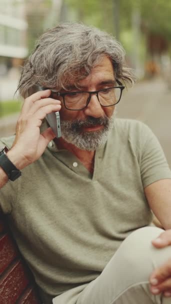 Video Verticale Amichevole Uomo Mezza Età Con Capelli Grigi Barba — Video Stock