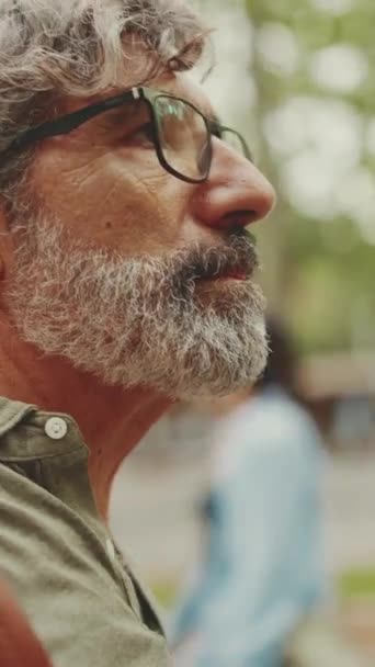 Vertical Video Clouse Middle Aged Man Gray Hair Beard Walks — Video