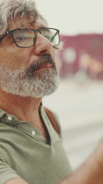 Vertical Video Clouse Middle Aged Man Gray Hair Beard Runs — 图库视频影像