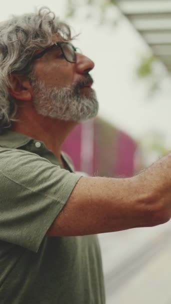 Vertical Video Profile Middle Aged Man Gray Hair Beard Runs — Stock Video