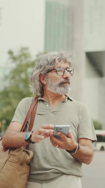 Video Vertical Amistoso Hombre Mediana Edad Con Pelo Gris Barba — Vídeo de stock