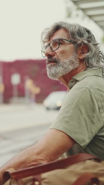 Vertical Video Профіль Чоловіка Середнього Віку Сірим Волоссям Бородою Сідає — стокове відео