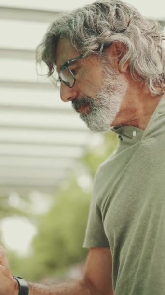 Vertical Video Middle Aged Man Gray Hair Beard Wearing Casual — Vídeo de stock