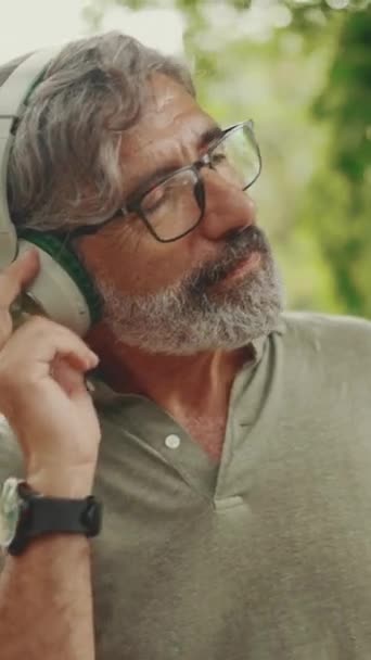 Vertical Video Clouse Friendly Middle Aged Man Gray Hair Beard — Stok video