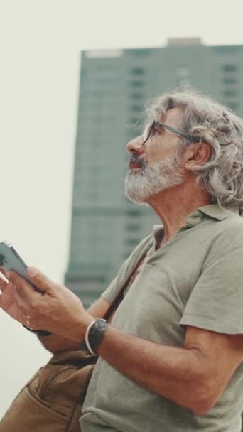 Vertical Video Friendly Middle Aged Man Gray Hair Beard Looking — Wideo stockowe