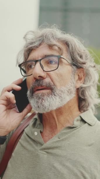 Vertical Video Friendly Middle Aged Man Gray Hair Beard Wearing — Stockvideo