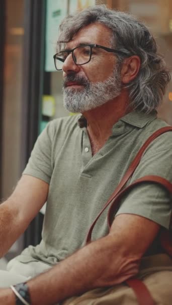 Video Verticale Uomo Riflessivo Mezza Età Con Capelli Grigi Barba — Video Stock