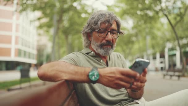 Sonriente Hombre Mediana Edad Con Pelo Gris Barba Con Ropa — Vídeos de Stock