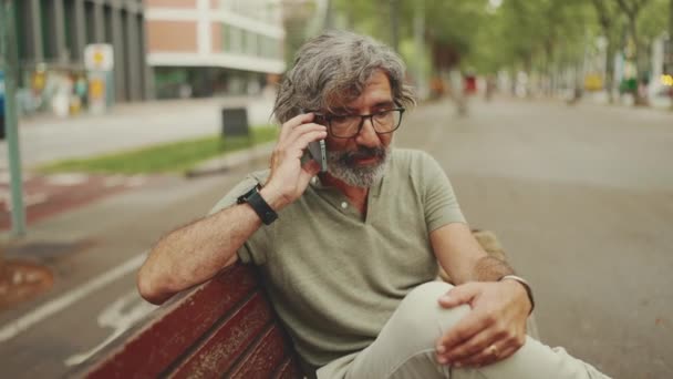 Smiling Middle Aged Man Gray Hair Beard Wearing Casual Clothes — Stock Video