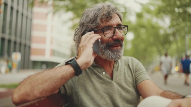 Uomo Ridente Mezza Età Con Capelli Grigi Barba Che Indossa — Video Stock