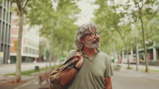 Homme Âge Moyen Avec Les Cheveux Gris Barbe Marche Regarde — Video