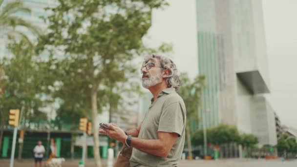 Amable Hombre Mediana Edad Con Pelo Gris Barba Mirando Mapa — Vídeos de Stock
