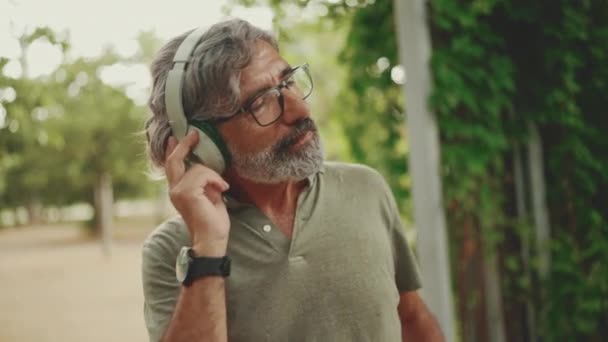 Clouse Friendly Middle Aged Man Gray Hair Beard Wearing Casual — Stock video