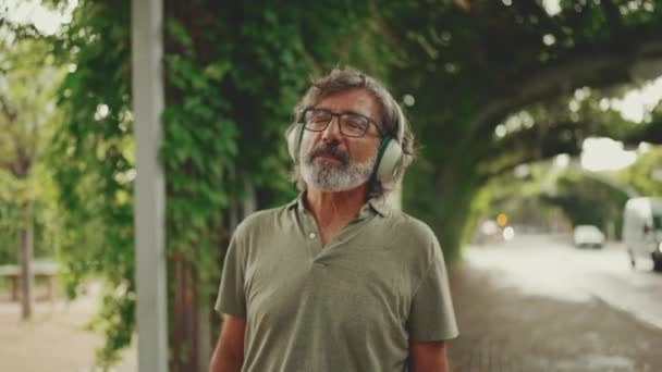 Amical Homme Âge Moyen Avec Les Cheveux Gris Barbe Portant — Video