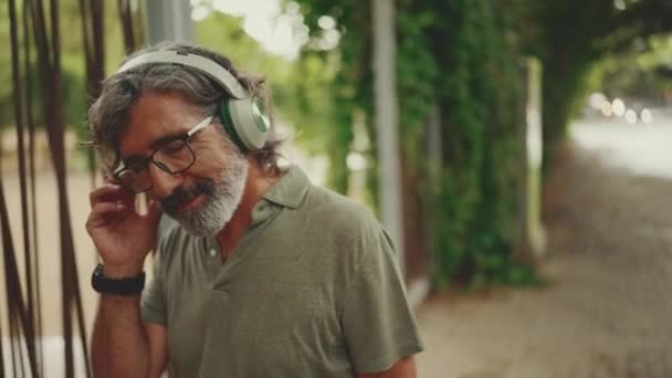 Amable Hombre Mediana Edad Con Pelo Gris Barba Con Ropa — Vídeo de stock