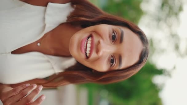 Vertical Video Clouse Urocza Dziewczyna Brązowymi Długimi Włosami Opalona Skóra — Wideo stockowe