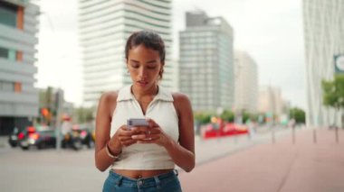 Beyaz saçlı, at kuyruklu hoş bir kadın sokak tabelalarına bakıyor ve cep telefonunu kullanarak yolunu bulmaya çalışıyor. Harita uygulaması kullanan bir kız. Kamera hareket ediyor