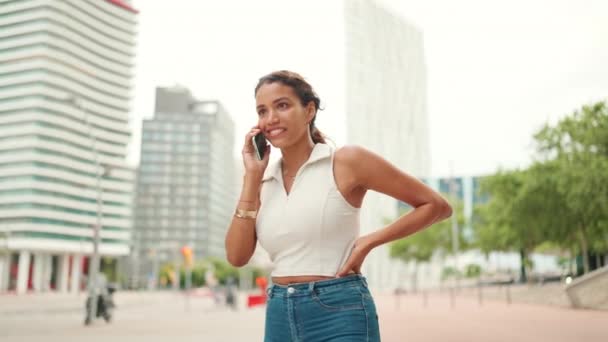 Lovely Tanned Woman Ponytail Wearing White Top Using Mobile Phone — Vídeos de Stock