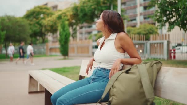 Lovely Tanned Woman Ponytail Wearing White Top Sitting Relaxed Park — Stok video