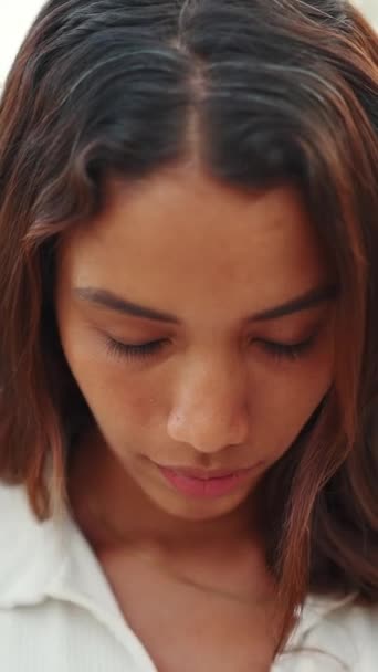 Видео Пристегнутая Красивая Девушка Каштановыми Длинными Волосами Загорелая Кожа Поднимает — стоковое видео