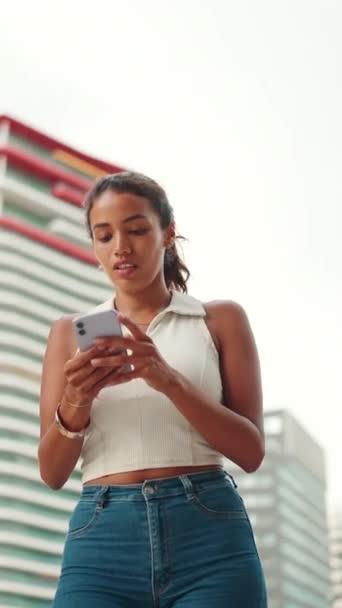 Vertical Video Cute Tanned Woman Ponytail Wearing White Top Looking — Vídeo de Stock