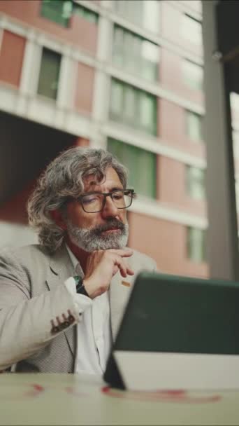 Vertical Video Mature Businessman Beard Eyeglasses Working Tablet Sitting Outdoor — Video Stock
